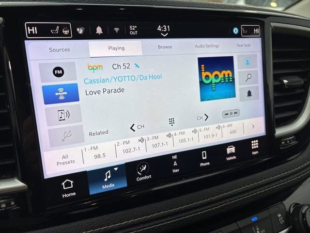 Used 2022 Chrysler Pacifica Touring-L w/ Uconnect Theater Family Group image 21