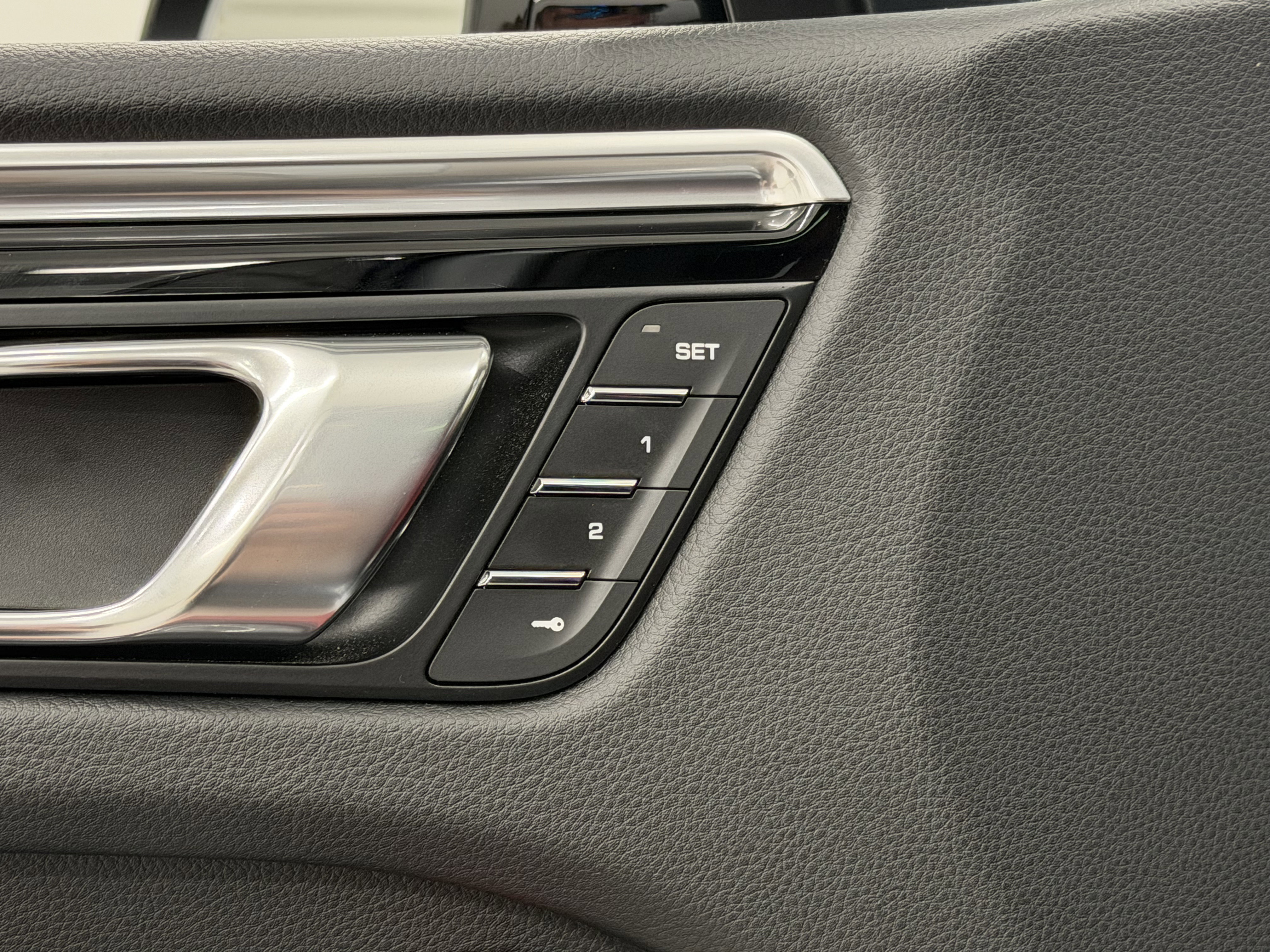 Certified 2024 Porsche Macan Turbo AWD/4WD image 29