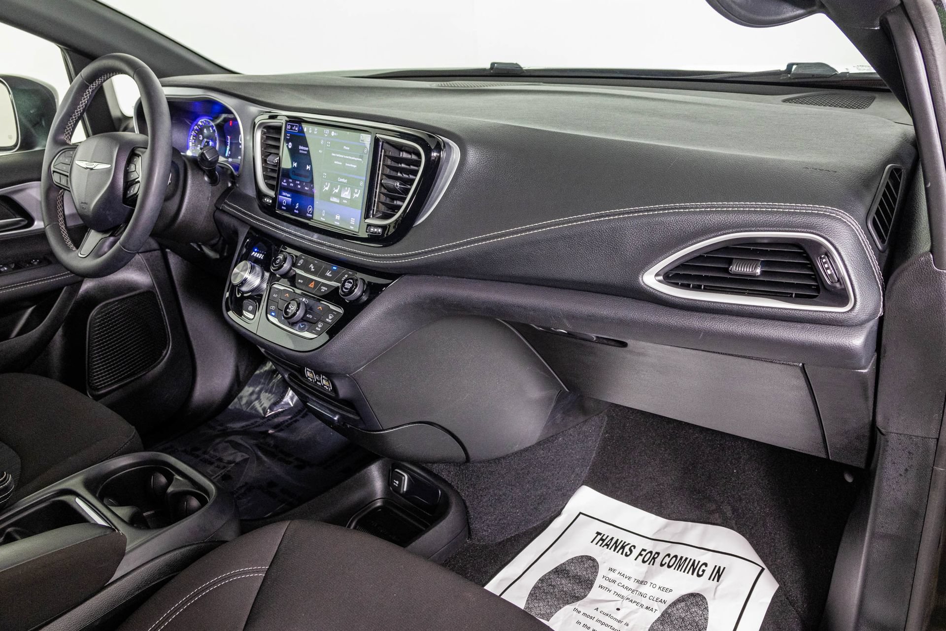 Used 2023 Chrysler Pacifica Touring FWD image 46