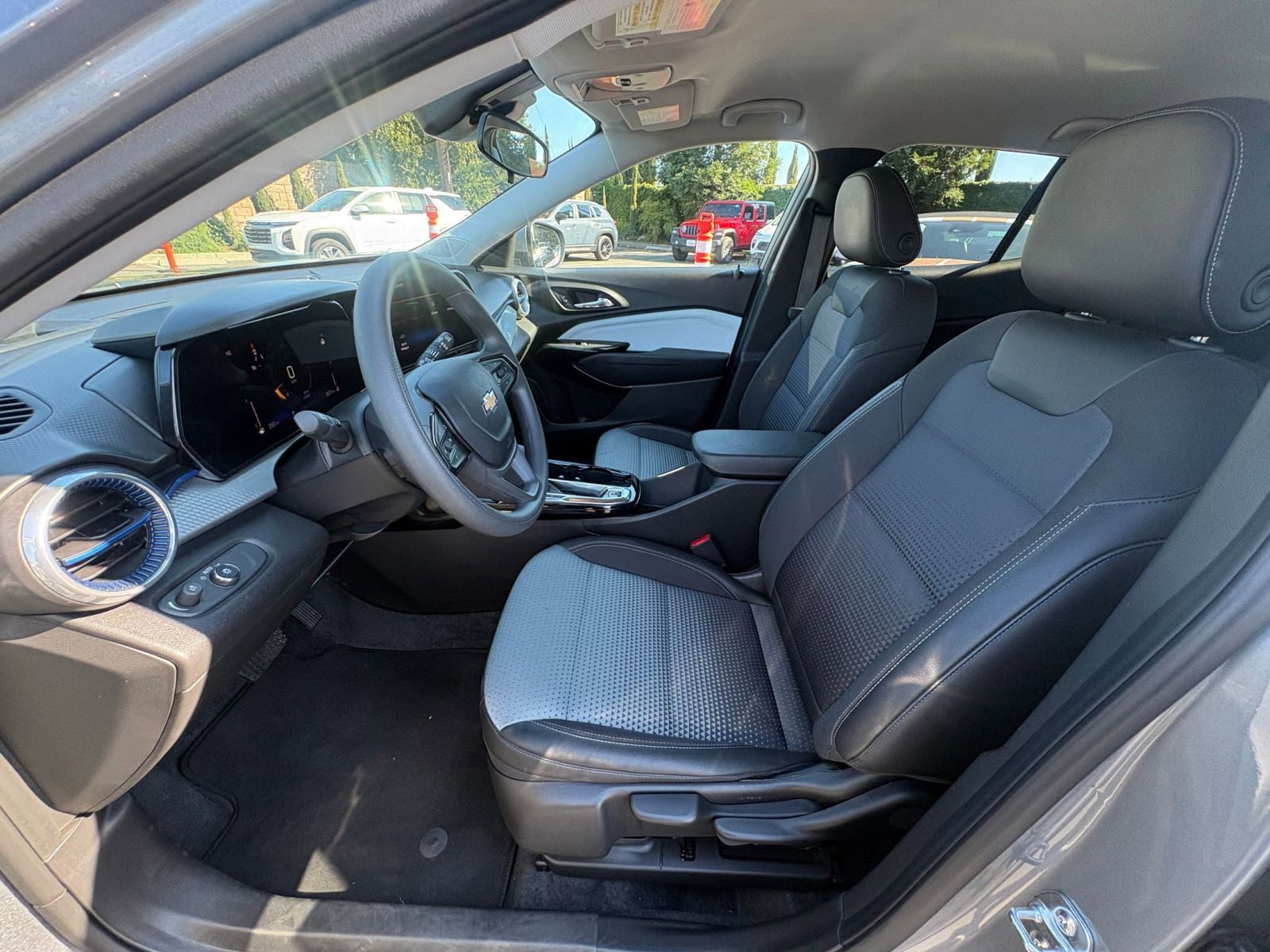 Used 2025 Chevrolet Trax LT FWD image 25