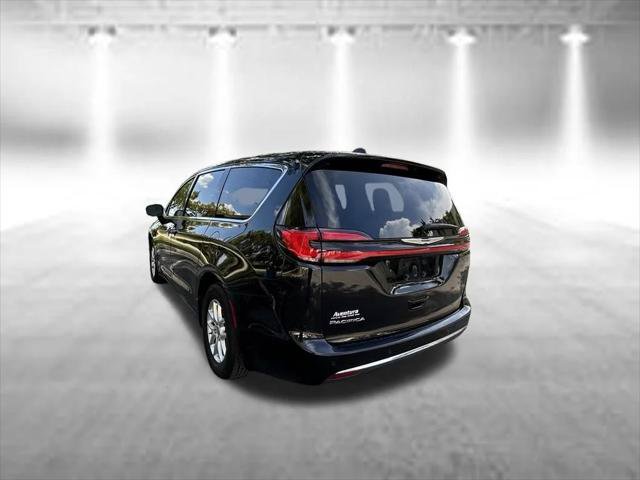 Certified 2024 Chrysler Pacifica Touring-L FWD image 5