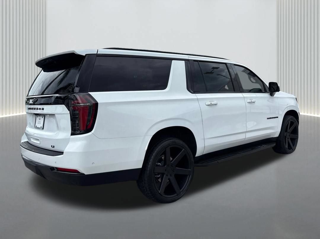 Used 2025 Chevrolet Suburban LT RWD image 5