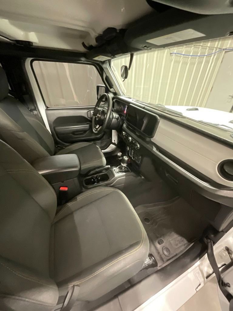 Used 2024 Jeep Gladiator Sport AWD/4WD image 25