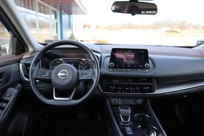 Used 2023 Nissan Rogue SV image 11