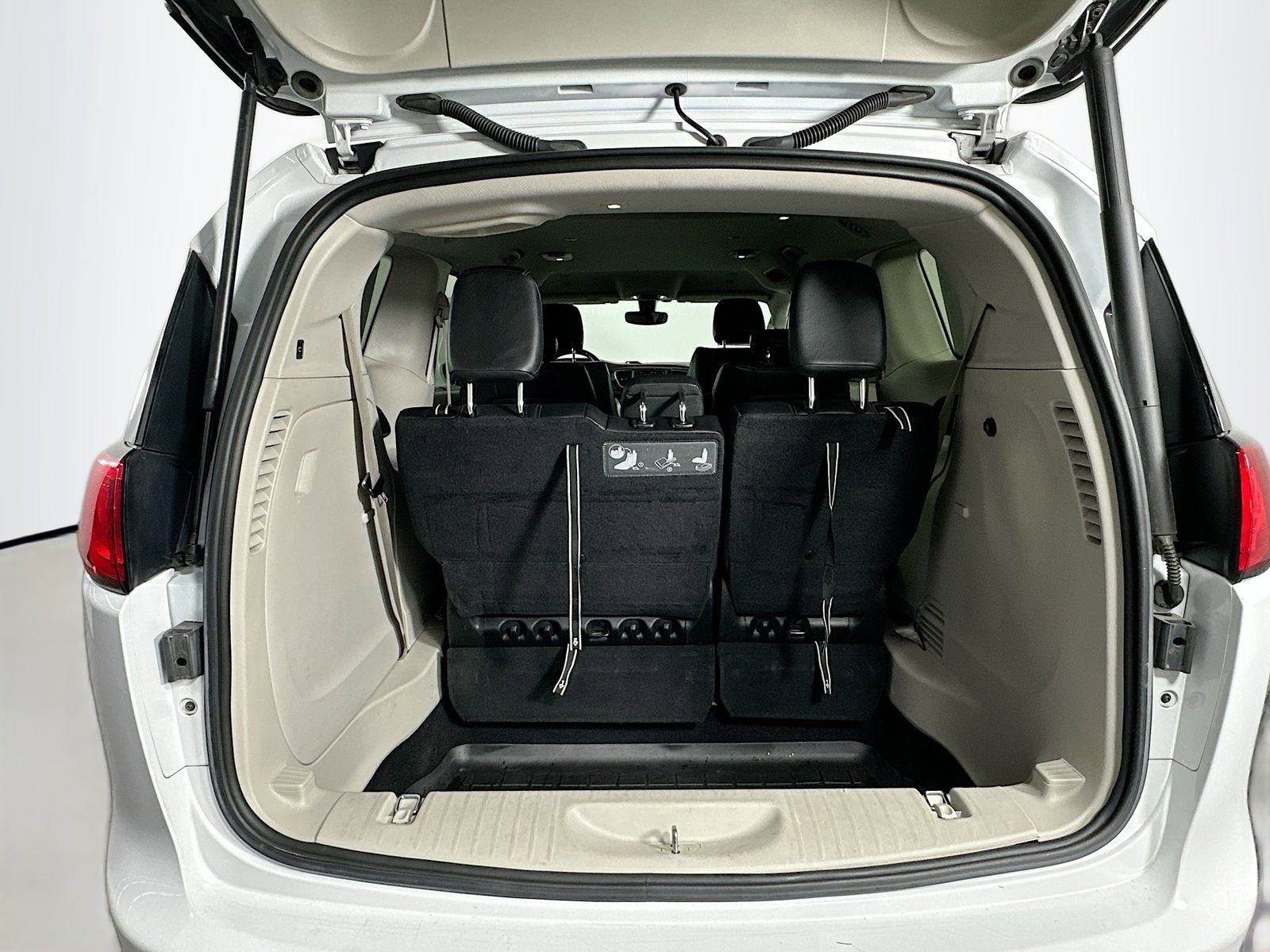 Used 2019 Chrysler Pacifica Touring-L image 25