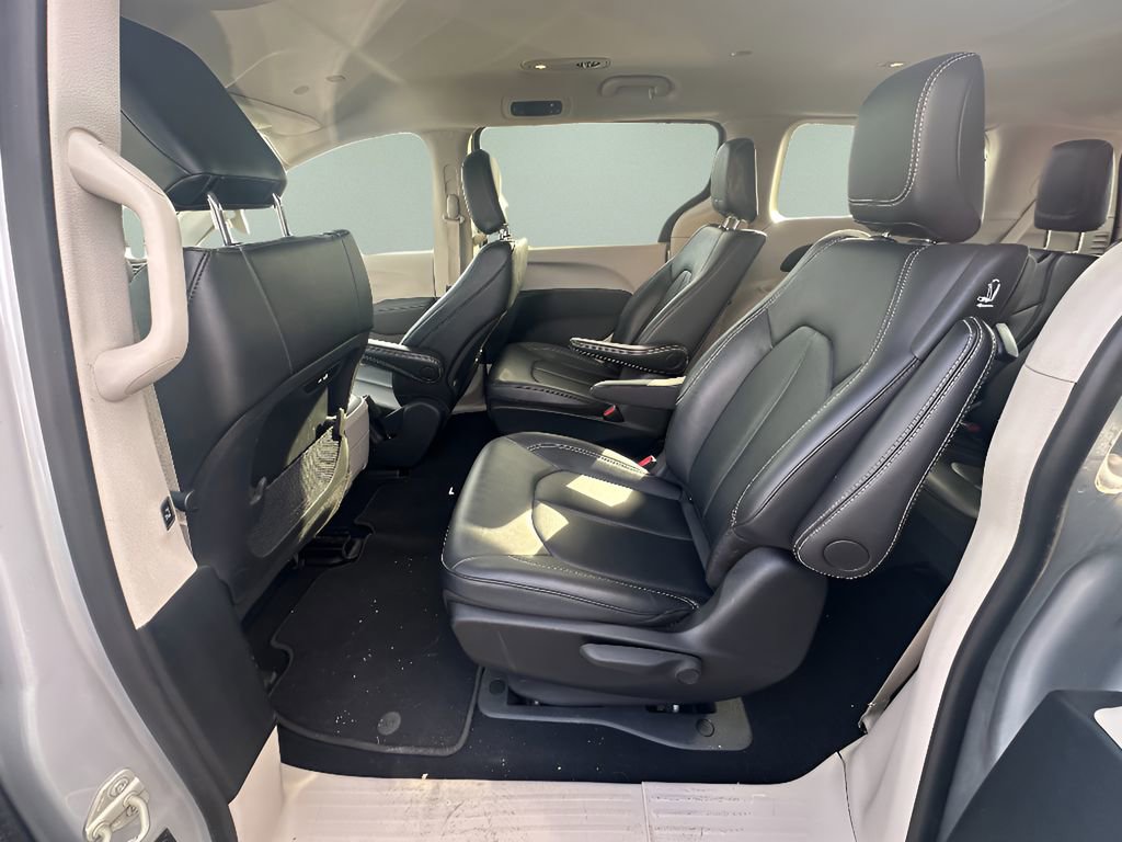 Used 2024 Chrysler Pacifica Select image 22