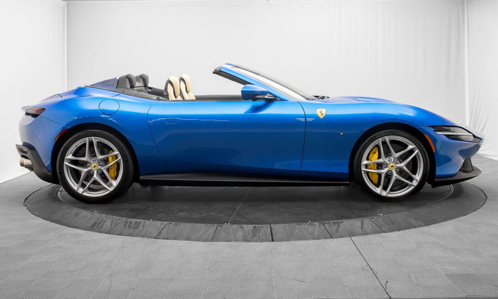 Used 2026 Ferrari Roma Spider RWD image 8