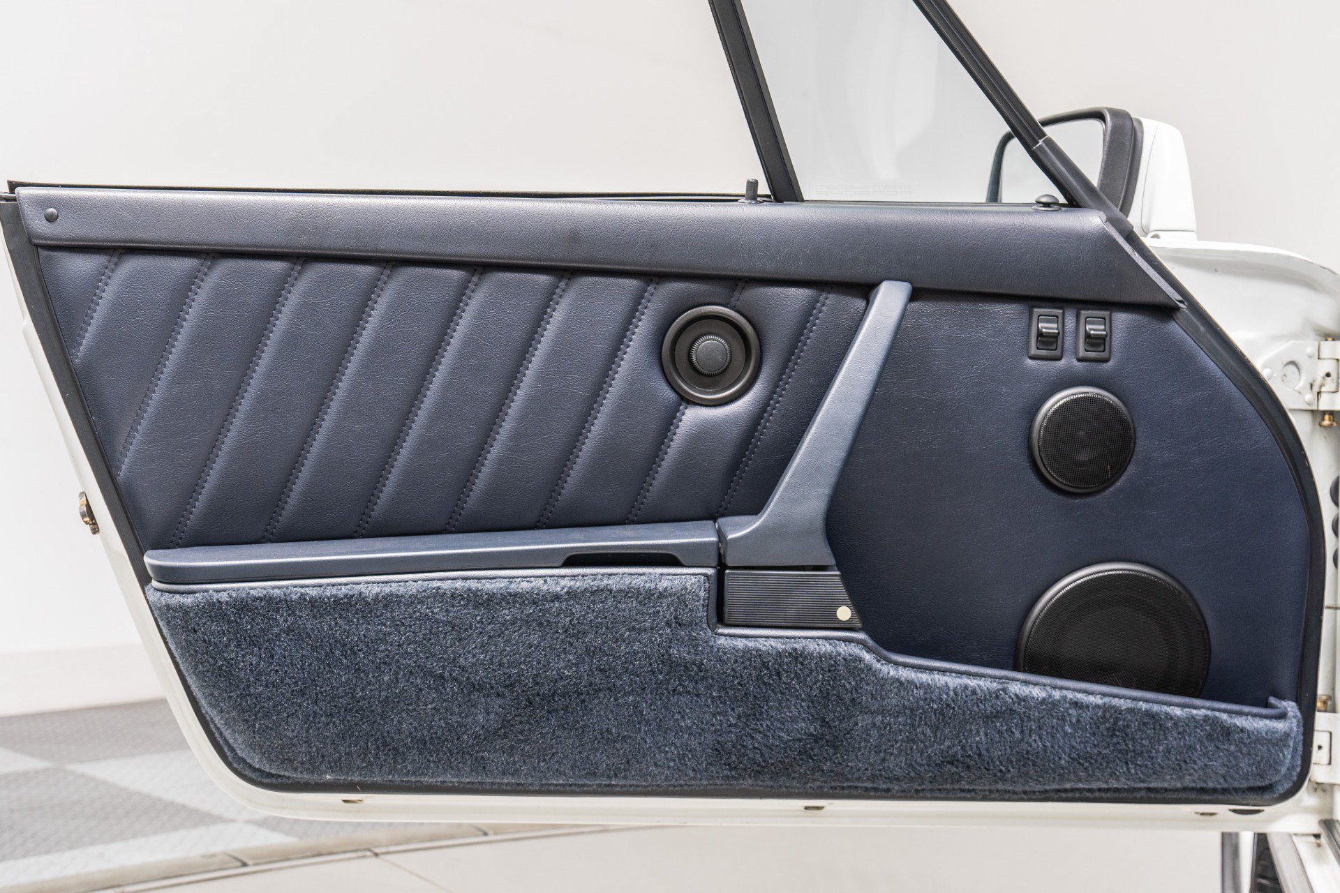 Used 1989 Porsche 911 Carrera RWD image 37
