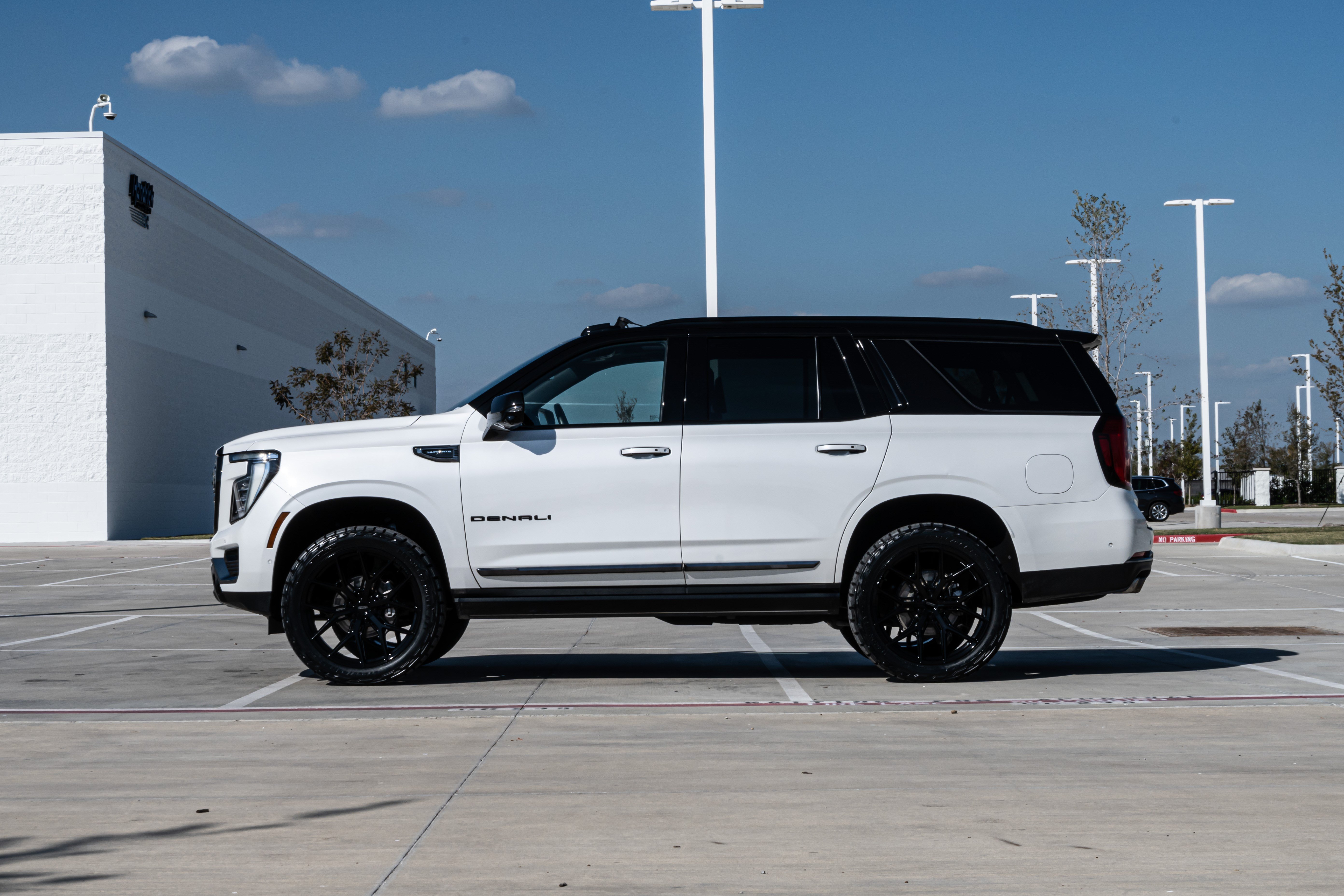 Used 2025 GMC Yukon Denali Ultimate w/ LPO, Floor Liner Package AWD/4WD image 6