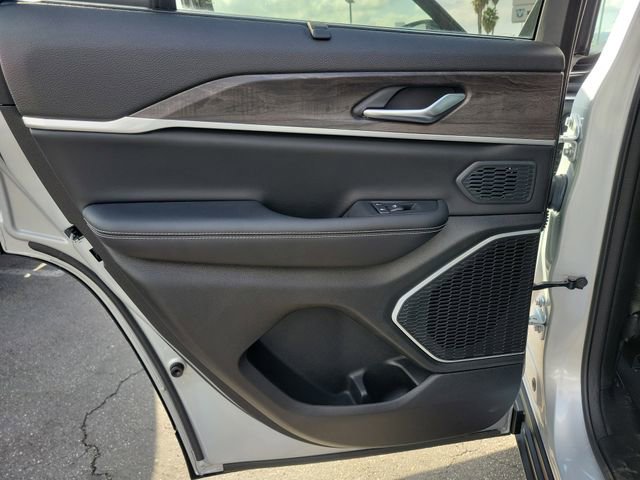 Used 2023 Jeep Grand Cherokee 4WD 4xe w/ Luxury Tech Group II image 14