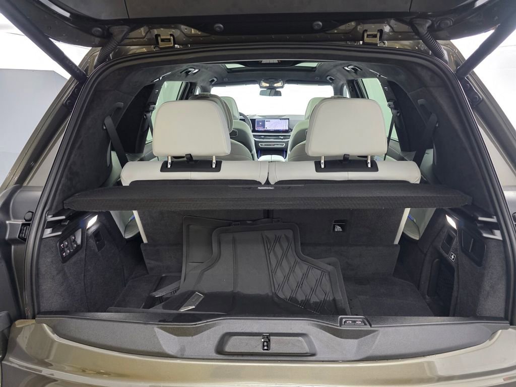Used 2025 BMW X7 xDrive40i w/ M Sport Package AWD/4WD image 18