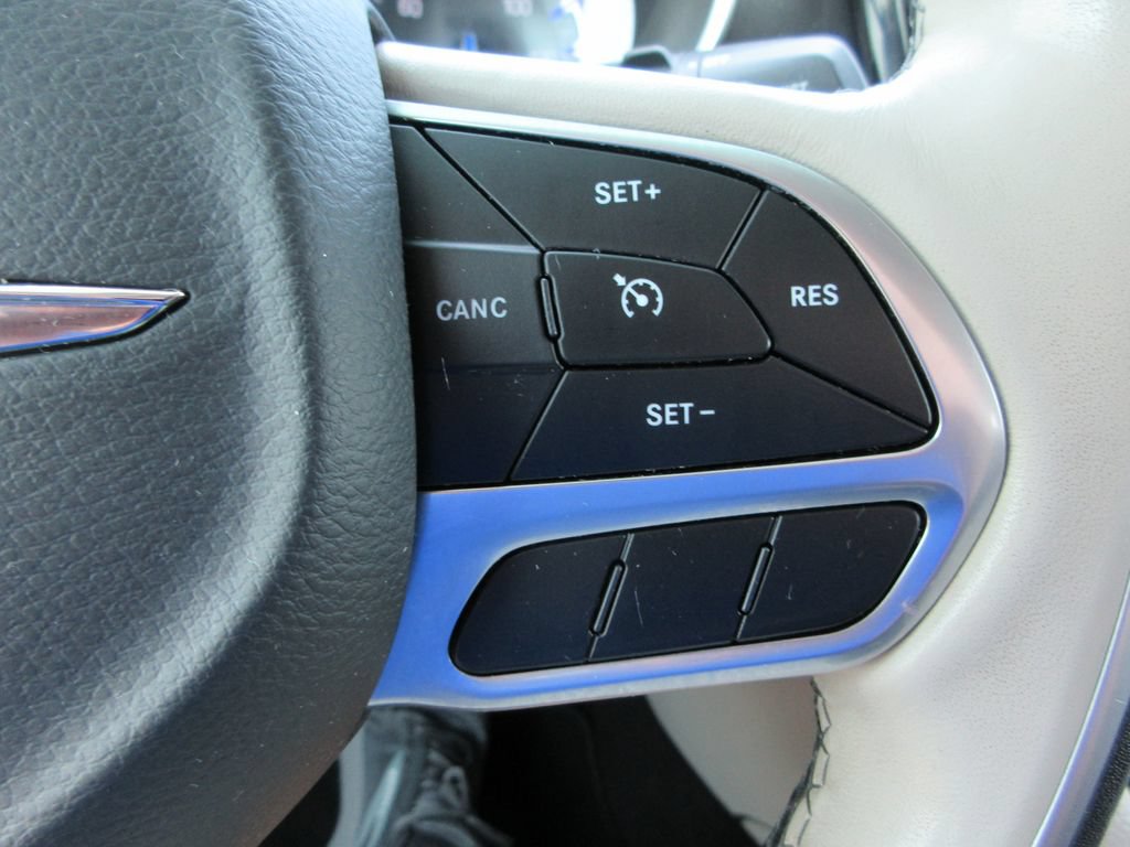 Used 2020 Chrysler Pacifica Limited FWD image 27