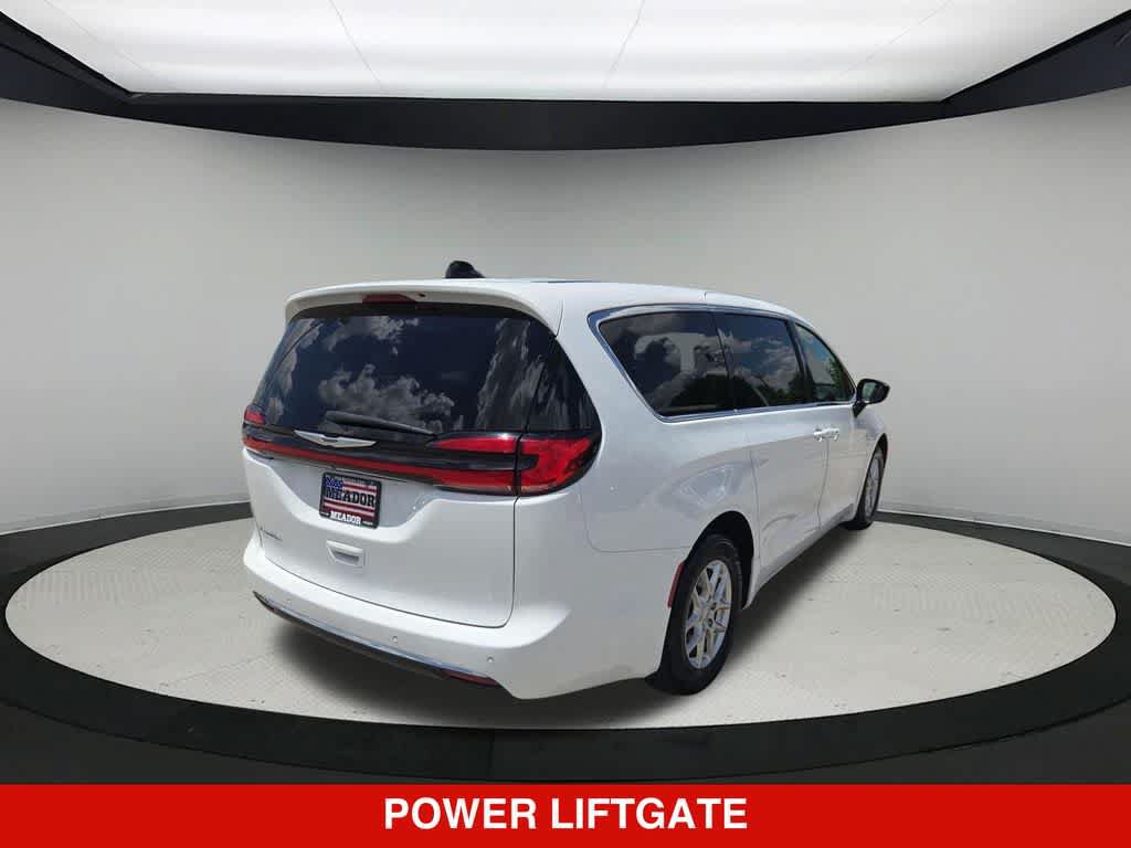Used 2024 Chrysler Pacifica Touring-L FWD image 6