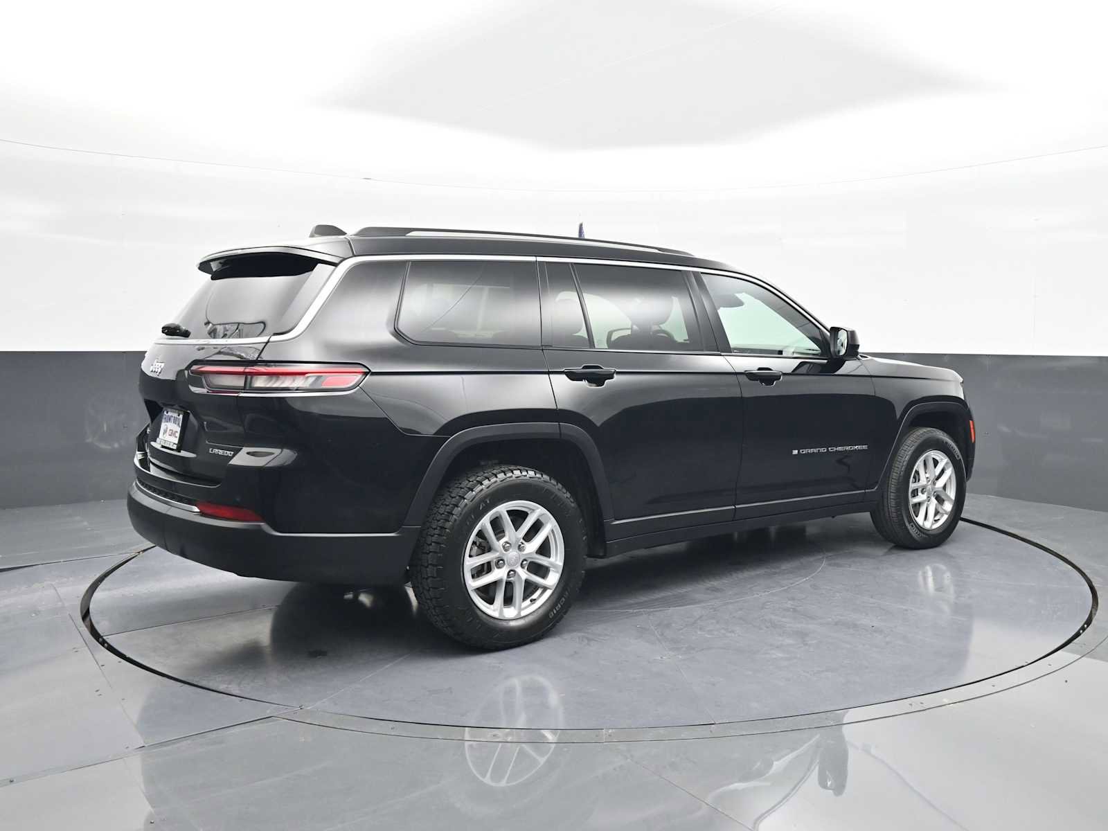 Used 2023 Jeep Grand Cherokee L Laredo image 9