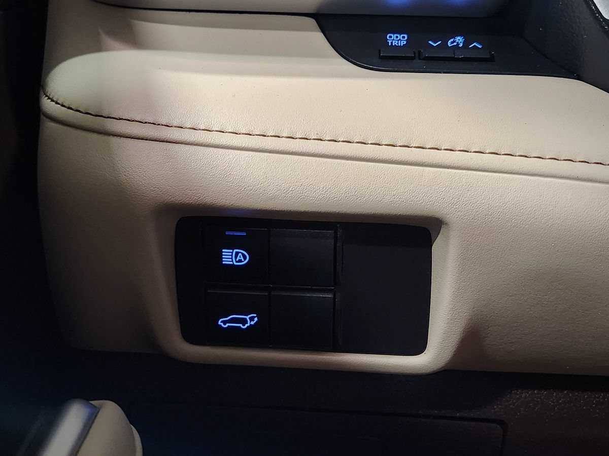 Used 2022 Toyota Highlander XLE AWD/4WD image 40