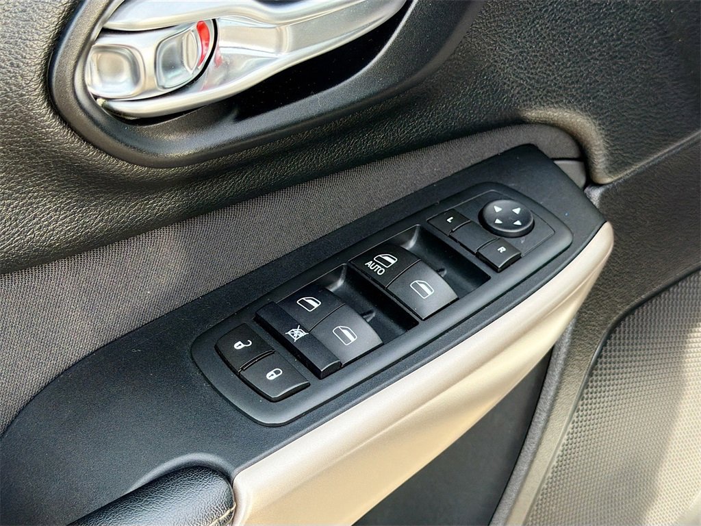 Used 2017 Jeep Cherokee Sport image 17