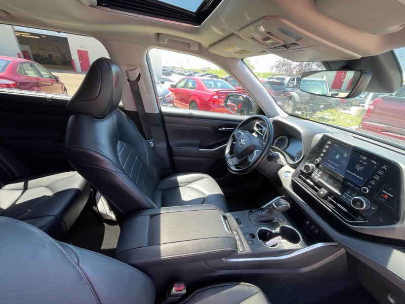 Used 2022 Toyota Highlander XLE AWD/4WD image 8
