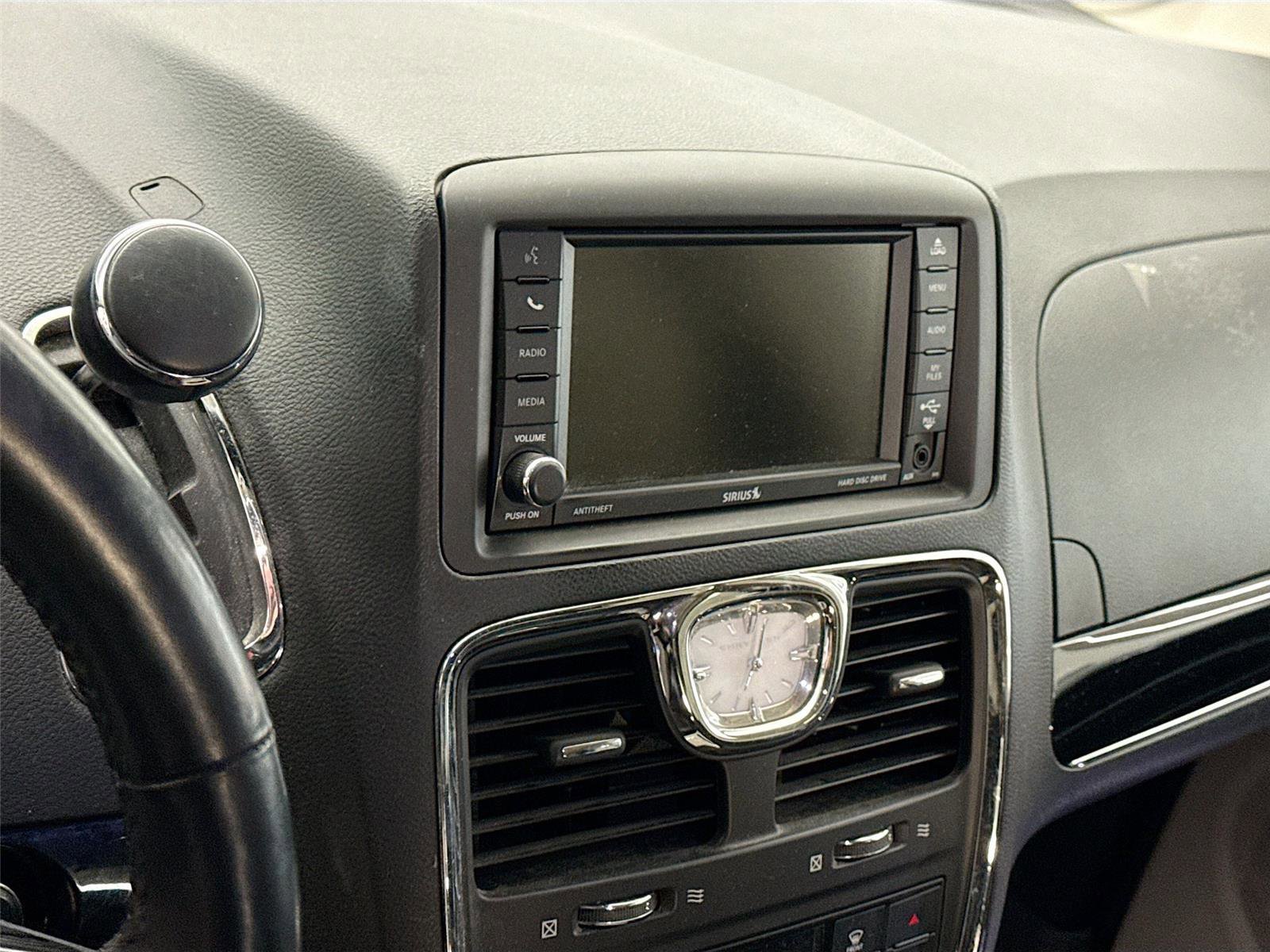 Used 2014 Chrysler Town & Country Touring-L image 4