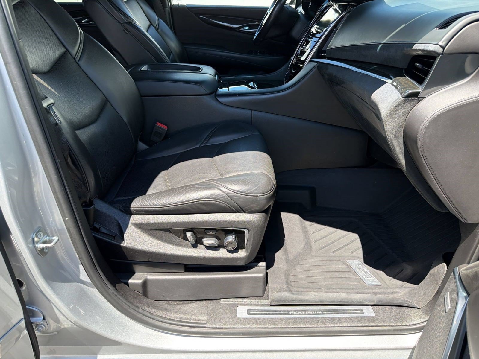 Used 2018 Cadillac Escalade Platinum AWD/4WD image 23