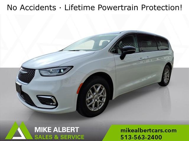 Used 2024 Chrysler Pacifica Touring-L image 3