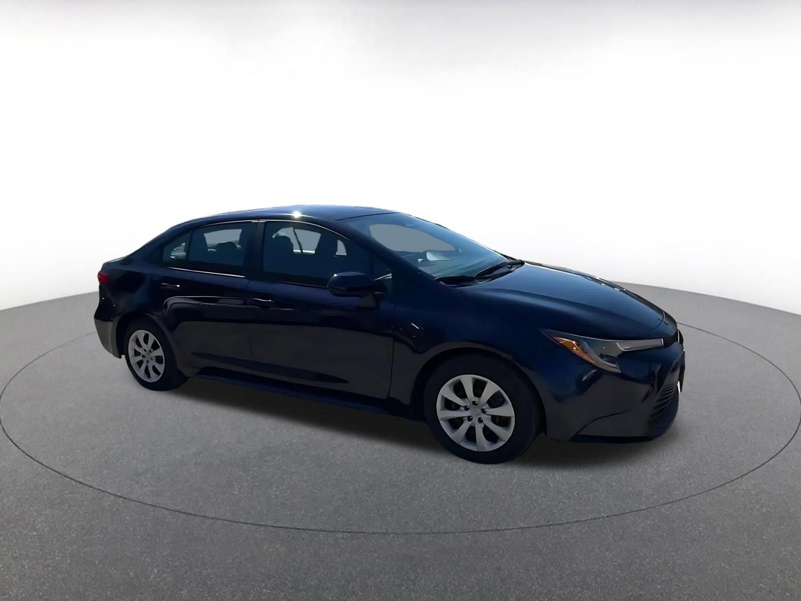 Used 2025 Toyota Corolla LE image 2