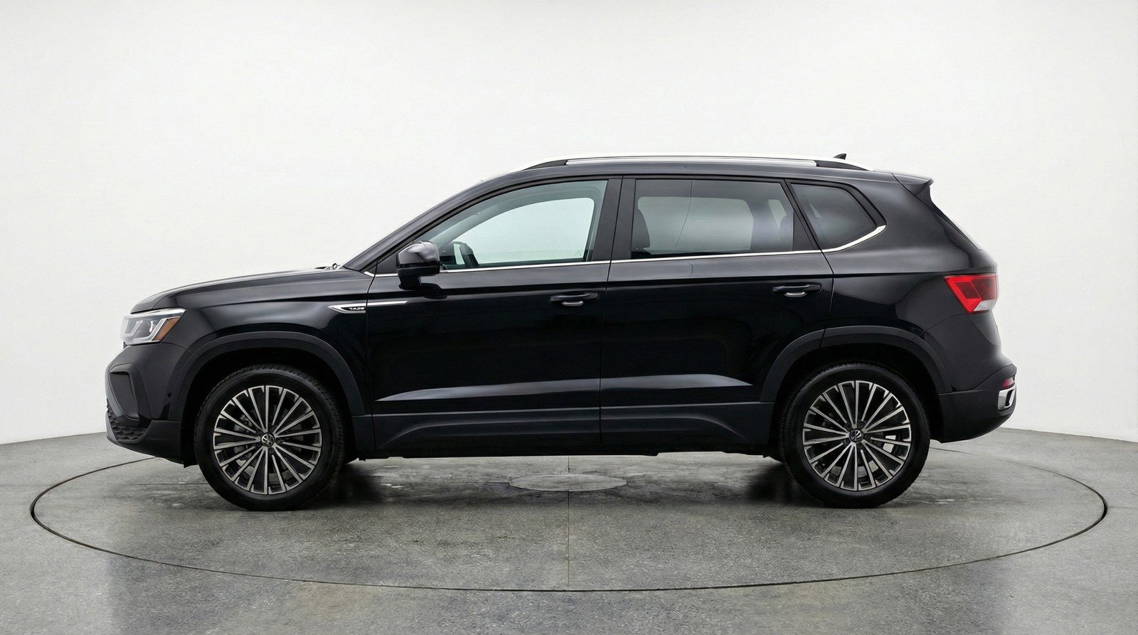 Used 2025 Volkswagen Taos SE FWD image 5