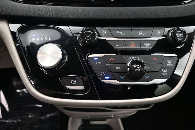 Used 2024 Chrysler Pacifica Touring-L FWD image 19