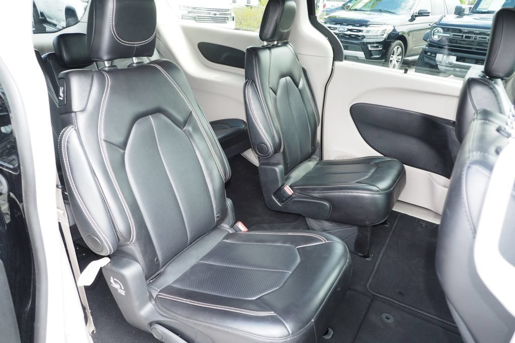 Used 2024 Chrysler Pacifica Touring-L FWD image 18