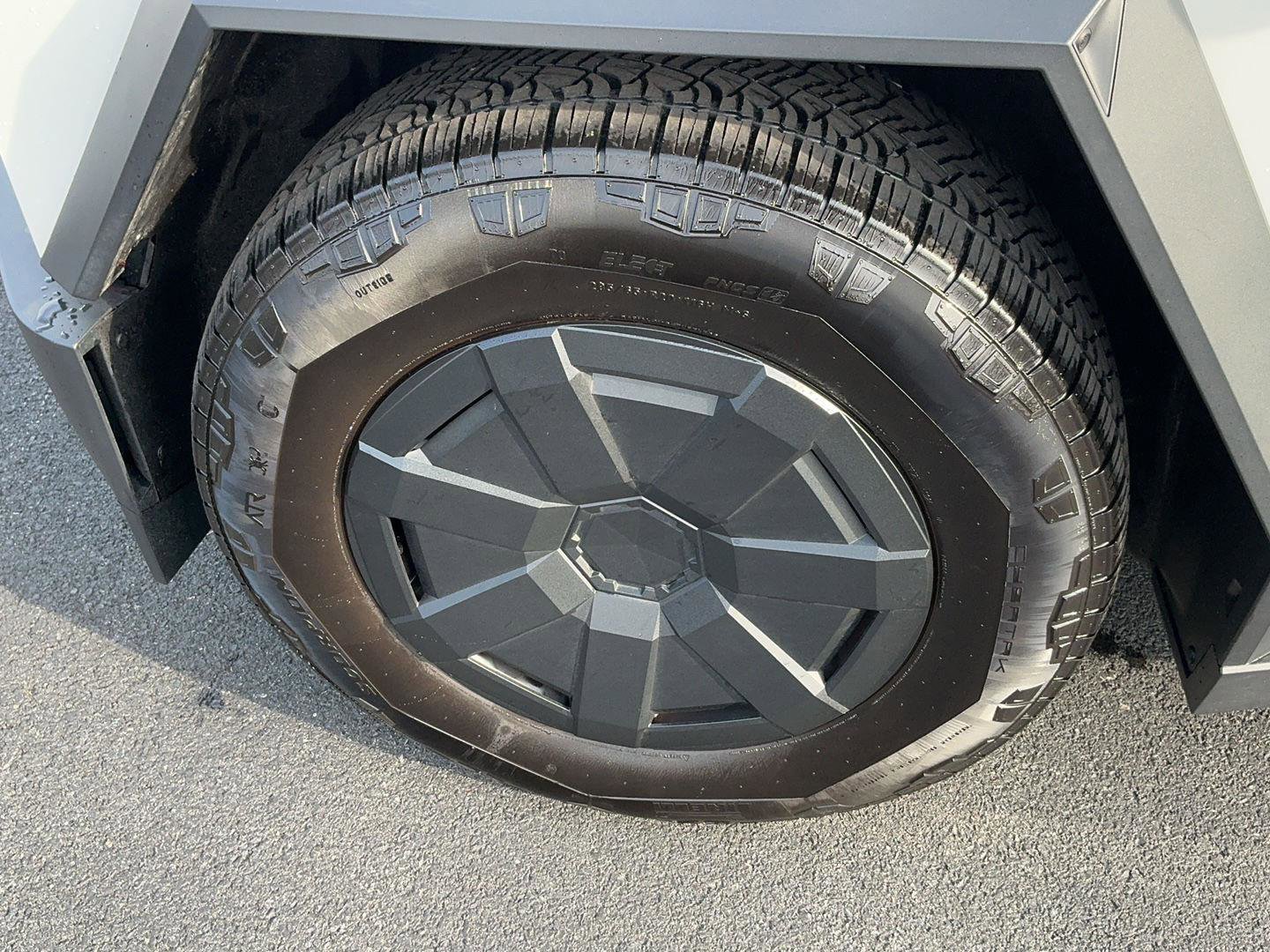 Used 2025 Tesla Cybertruck AWD Crew Cab image 12