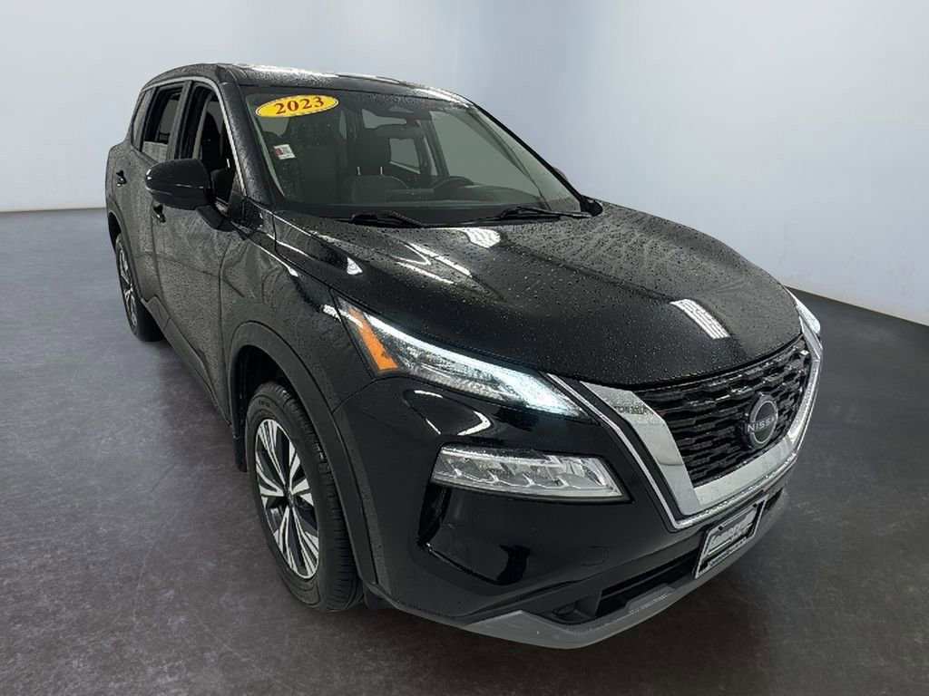 Used 2023 Nissan Rogue SV image 1