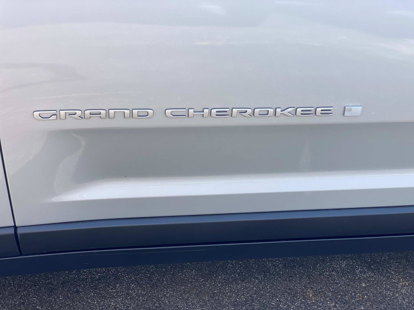 Used 2025 Jeep Grand Cherokee Laredo RWD image 13