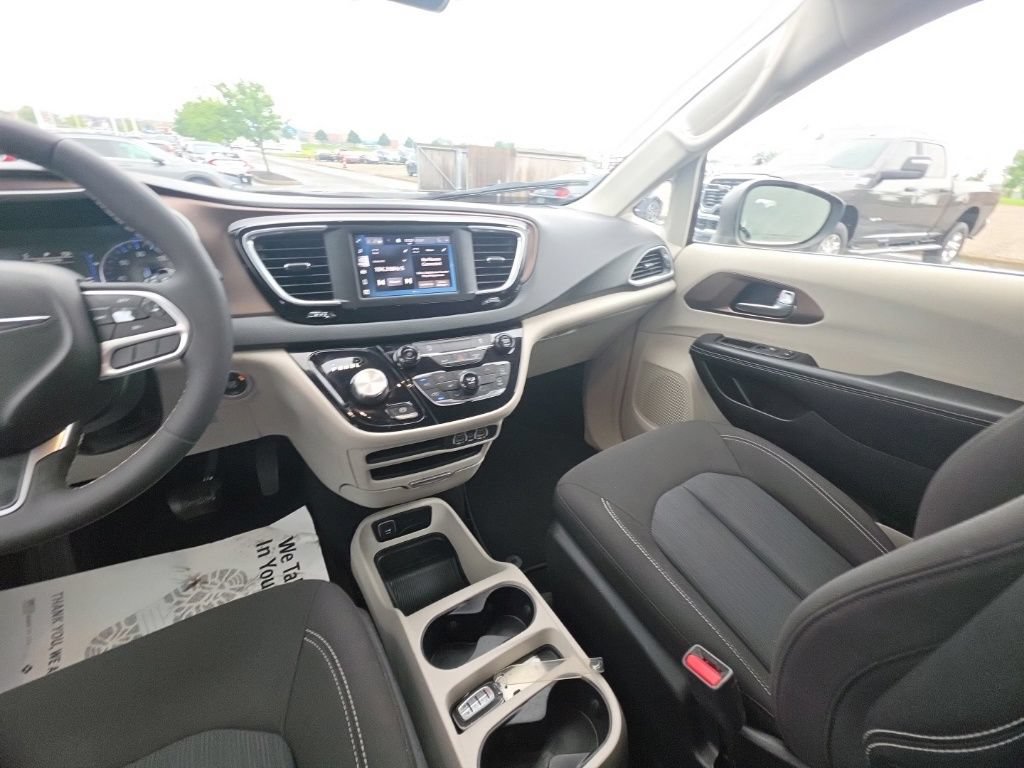 Used 2023 Chrysler Voyager LX FWD image 23