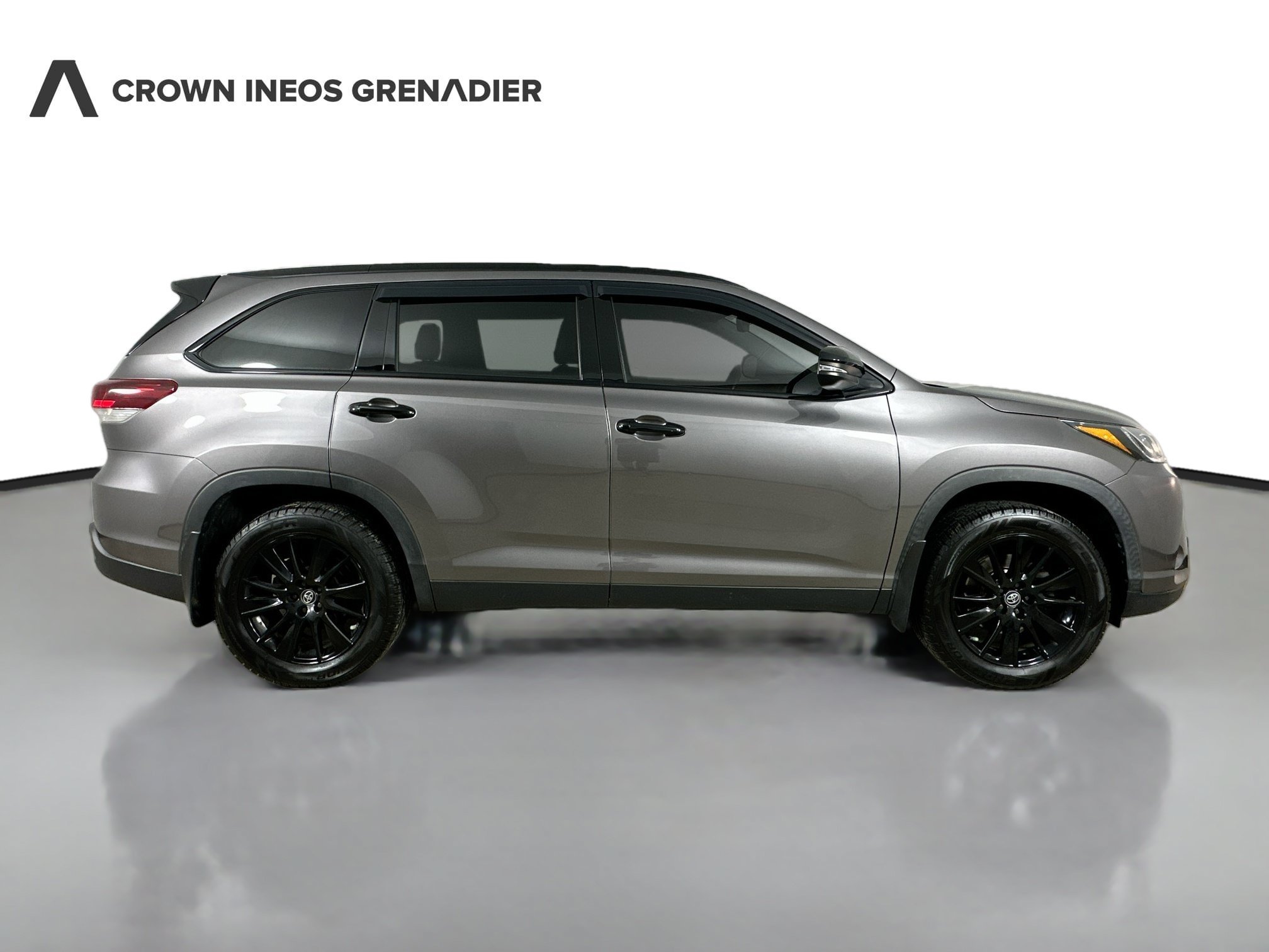 Used 2019 Toyota Highlander SE w/ Nightshade Edition AWD/4WD image 4