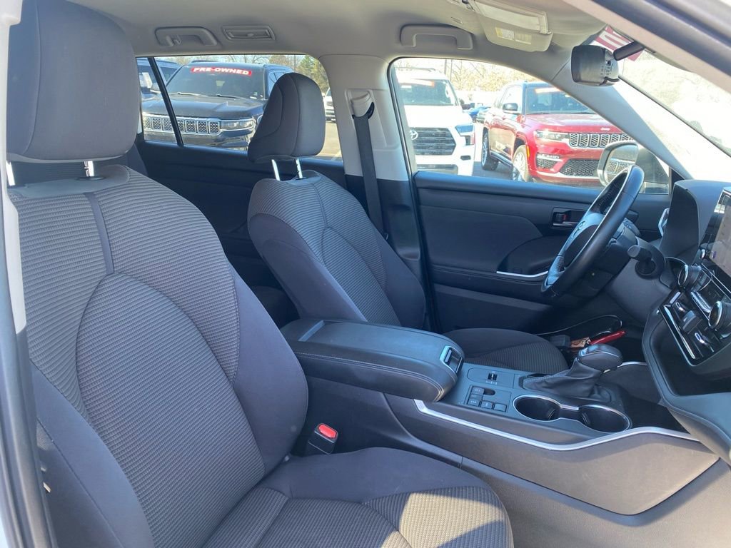 Used 2024 Toyota Highlander LE image 28