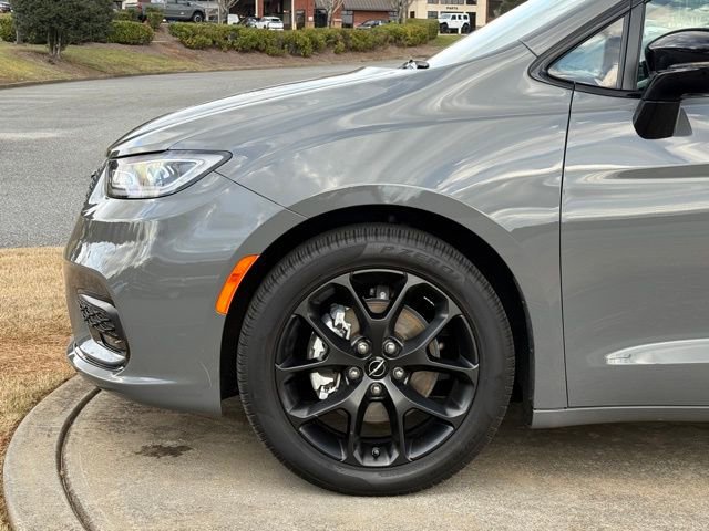 Used 2025 Chrysler Pacifica Limited image 12