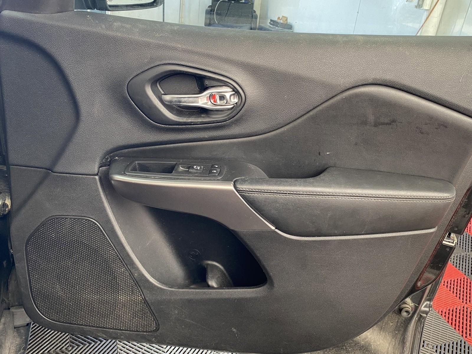 Used 2019 Jeep Cherokee Limited image 7