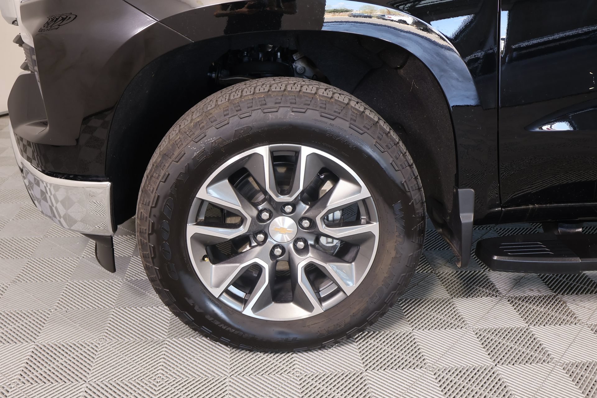 Used 2025 Chevrolet Silverado 1500 LT AWD/4WD image 19