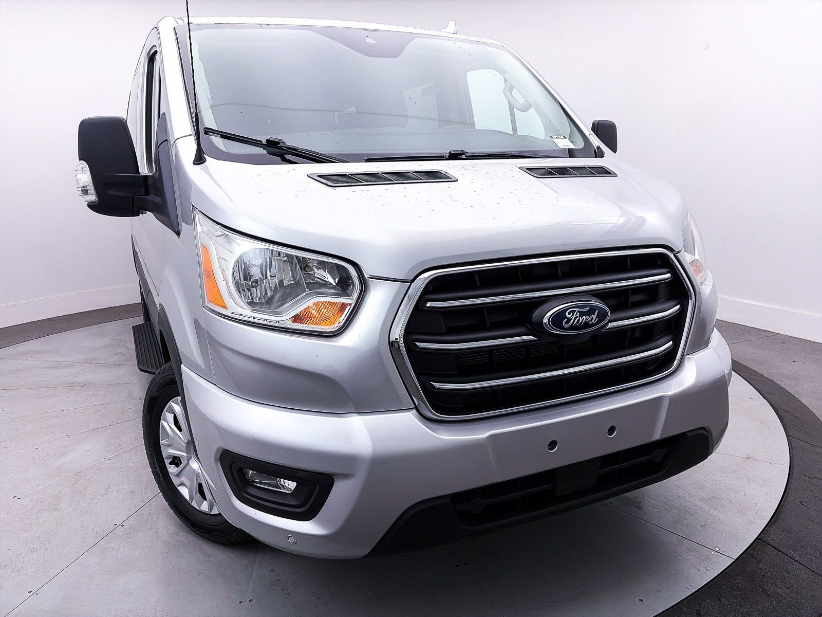 Used 2020 Ford Transit 150 XLT image 3