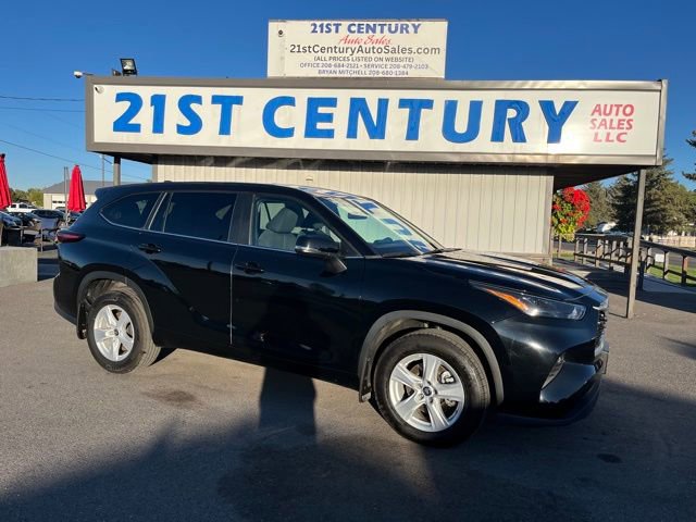 Used 2024 Toyota Highlander LE AWD/4WD image 1