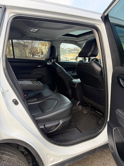 Used 2022 Toyota Highlander XLE image 18