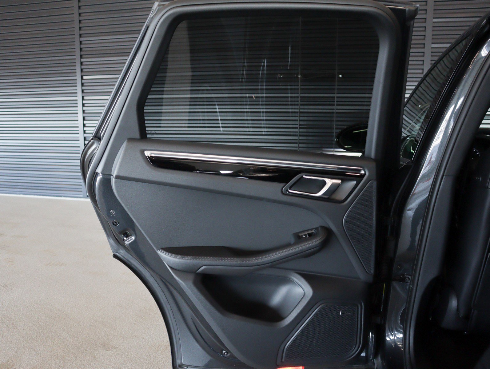 Certified 2025 Porsche Macan image 24