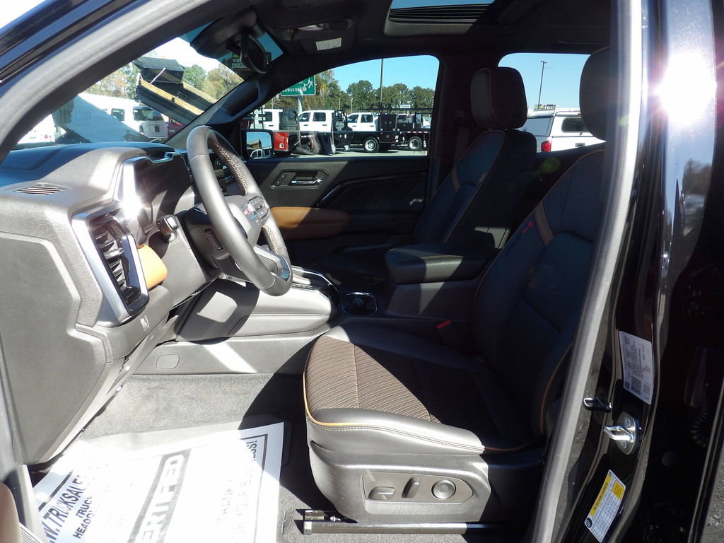 Used 2023 GMC Canyon AT4 w/ AT4 Premium Package image 17