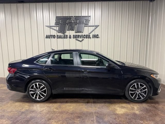 Used 2025 Volkswagen Jetta SE FWD image 7