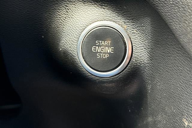 Used 2019 Volvo XC40 T5 R-Design AWD/4WD image 25