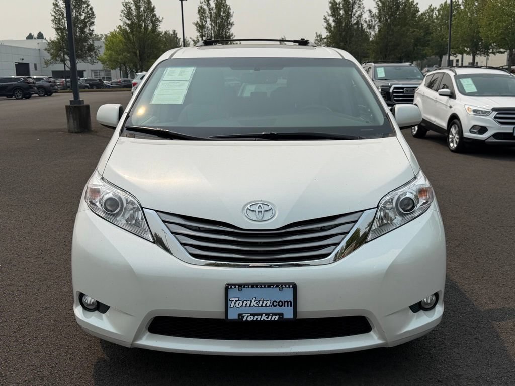 Used 2015 Toyota Sienna XLE w/ XLE Navigation Package FWD image 3