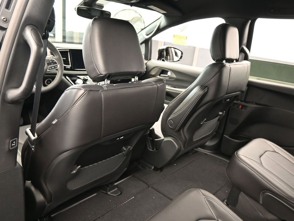 New 2026 Chrysler Pacifica Select image 32