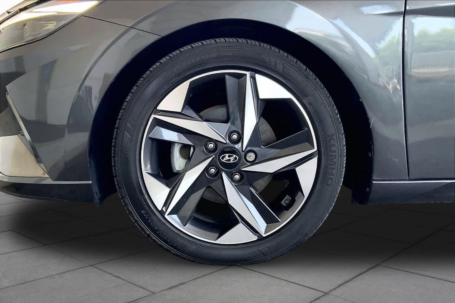 Used 2022 Hyundai Elantra SEL w/ Convenience + Premium Package FWD image 11