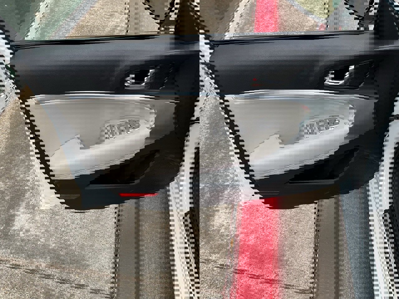 Used 2025 Genesis G70 2.5T image 13