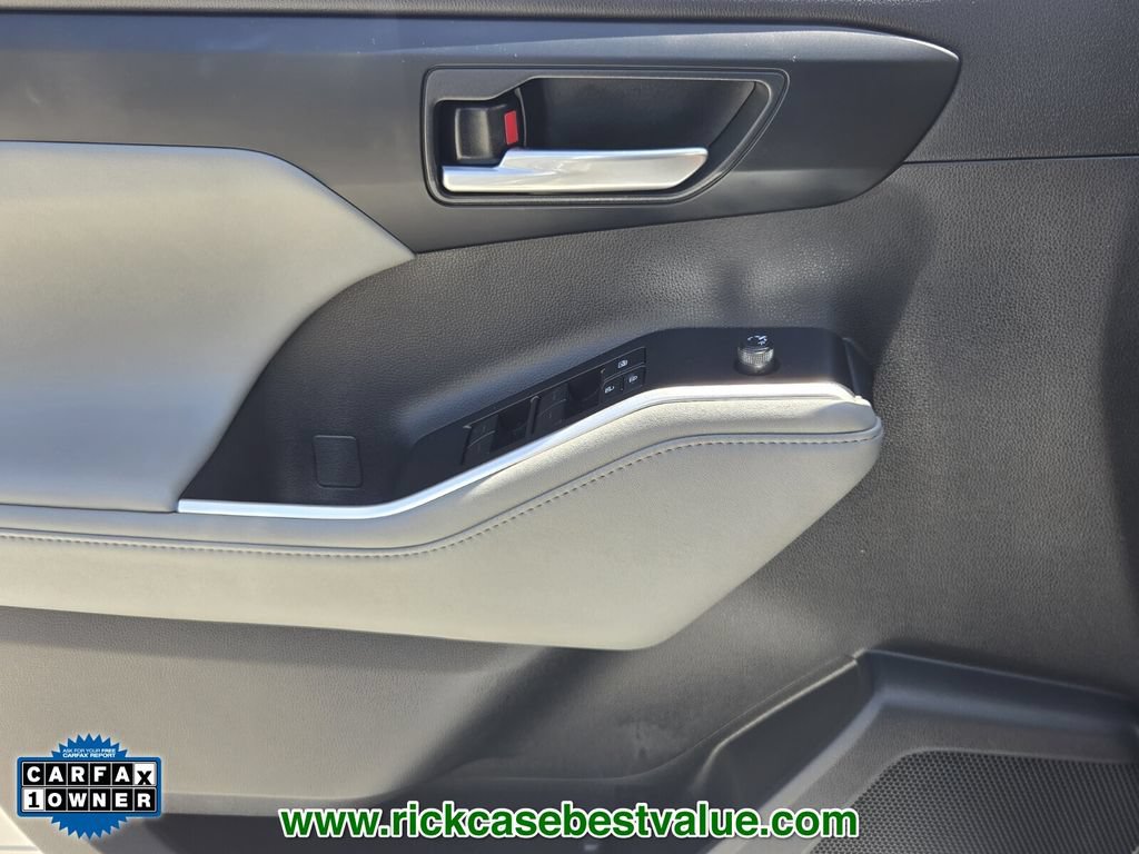 Used 2023 Toyota Highlander XLE FWD image 34