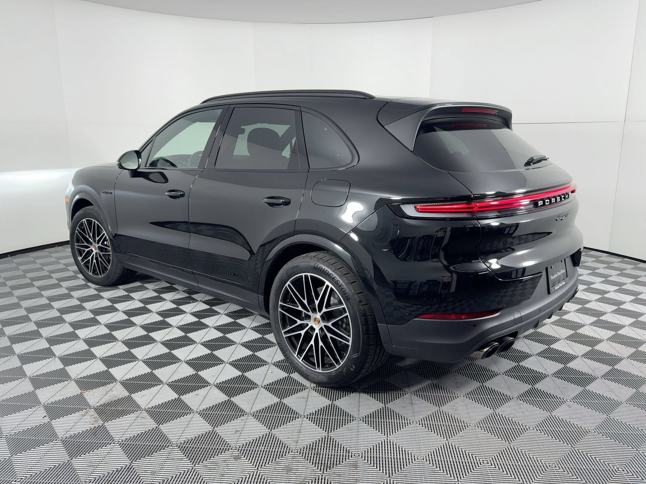 Certified 2025 Porsche Cayenne E-Hybrid AWD/4WD image 3